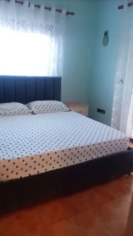🏠Qyteti Studenti,pak minuta larg Anna Market jepet me qera kati i II-te i nje vile,2+1,i mobiluar.50,000Leke