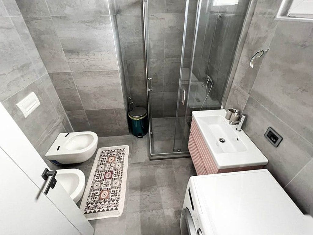 Shitet apartament 2+1+2 me verande te Liqeni i Thate.