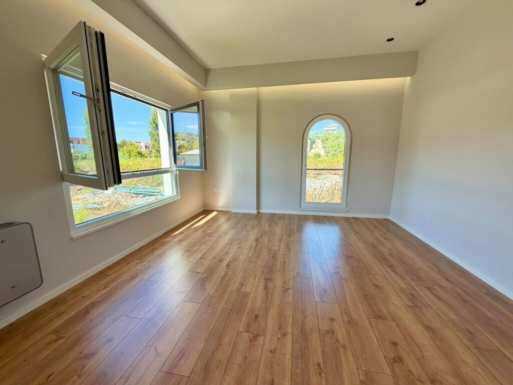 VILË E SAPO PËRFUNDUAR ME QIRA 📍 MJULLË – BATHORE 2.200 €