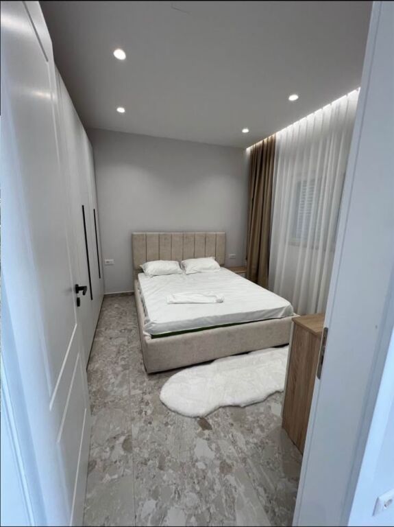 Jepet me qera Shtepi Private, 2+1 prane Spitalit Shefqet Ndrroqi tek Sanatoriumi 600 mije leke te vjetra