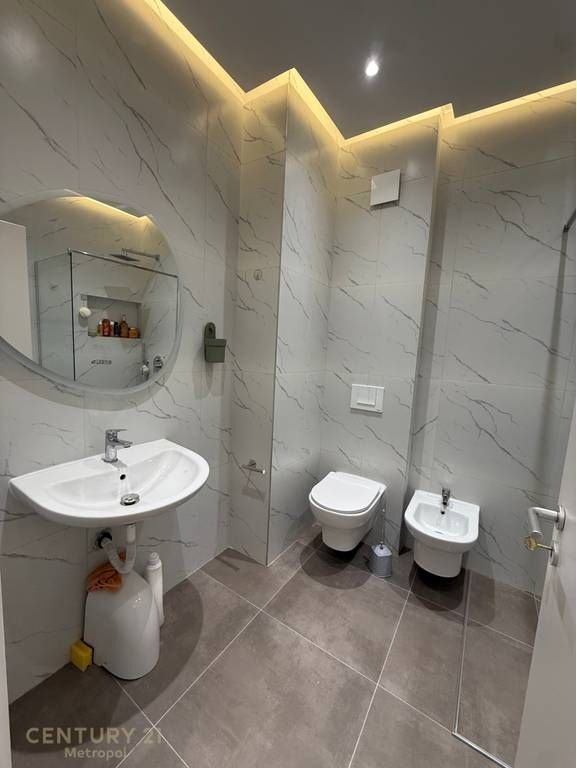 JEPET ME QIRA APARTAMENT 1+1, ZOGU I ZI!