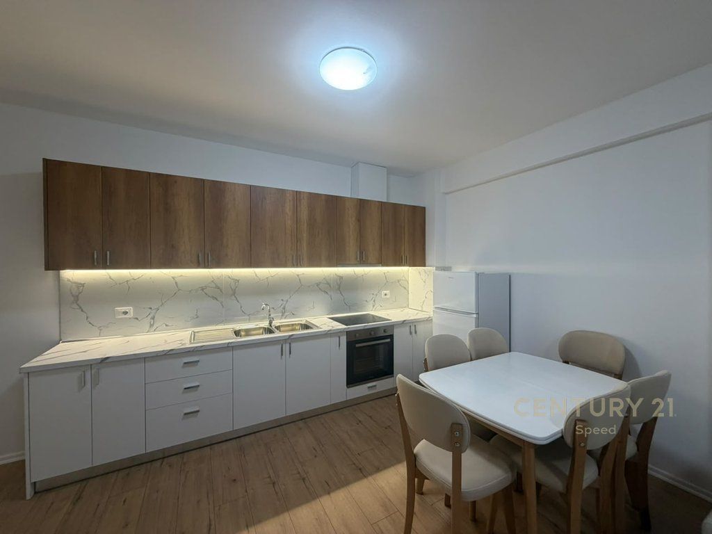Jepet me qira apartament 2+1 në Rrugën "5 Maji"!! 700 € 65,000 Lekë