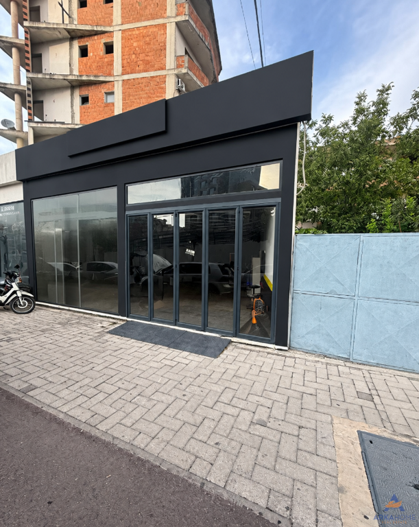 JEPET AMBIENT ME QERA 100 M2 "UNAZA E RE, TEODOR KEKO" 1000 EURO