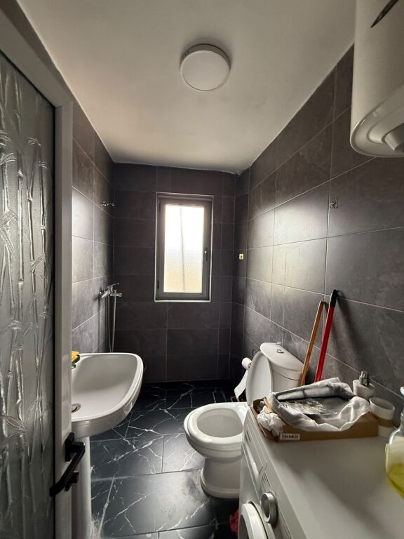 Pak minuta larg Martenitetit te Ri,jepet me qera apartament 2+1,i mobiluar.50,000Lek