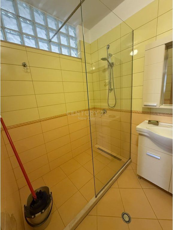 Appartamento 2+1 con 2 bagni in affitto vicino all'Ufficio delle Tasse