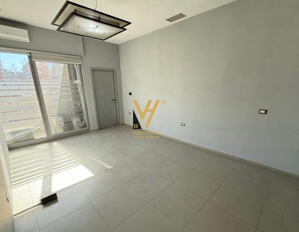 JEPET AMBIENT 220 M2 ME QIRA TE QENDRA CONDOR, RR.KAVAJES 4.400 EURO