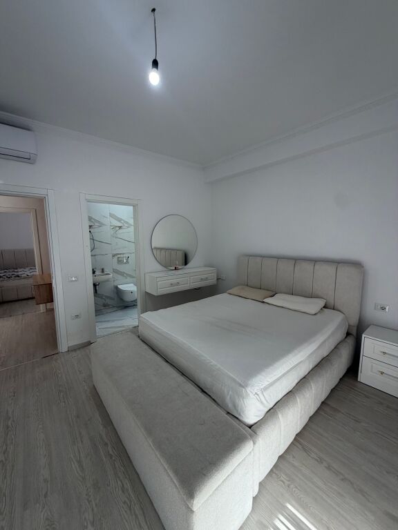 Apartament per qira 2+1+parkim tek ish fusha e aviacionit cmimi 80,000 leke
