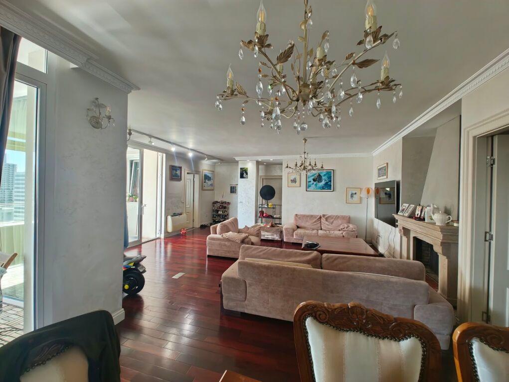 Shitet apartament 3+1+2 tek Bulevardi Zogu i Pare , ish Stacioni i Trenit  
