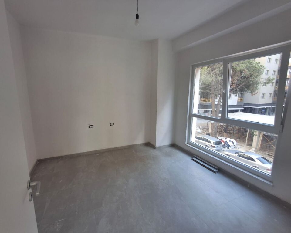 Rruga Dritan Hoxha jepet me qera apartament 2+1 ,bosh 65,000 Leke
