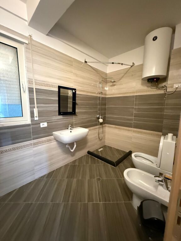 Jepet me qira apartament 2+1 te Liqeni i Thate !