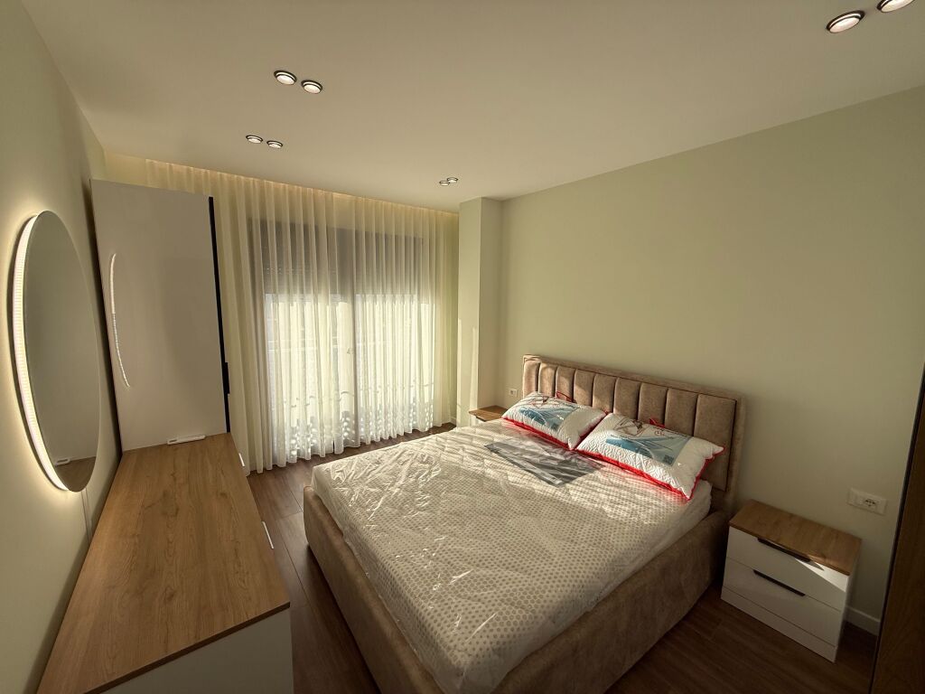 📣 QERA SUPER Apartament 1+1 📍 Don Bosko ✨  🏢 Ndertim i Ri 🪜 Kati 6 (Me Ashensor) 🛋️ Mobiluar Me Kushte Bashkekohore ✅ I Pa Banuar Me Pare 👫 Preferohen Kliente Cift  💶 Cmimi 60.000 Leke (i Pa Diskutueshem)