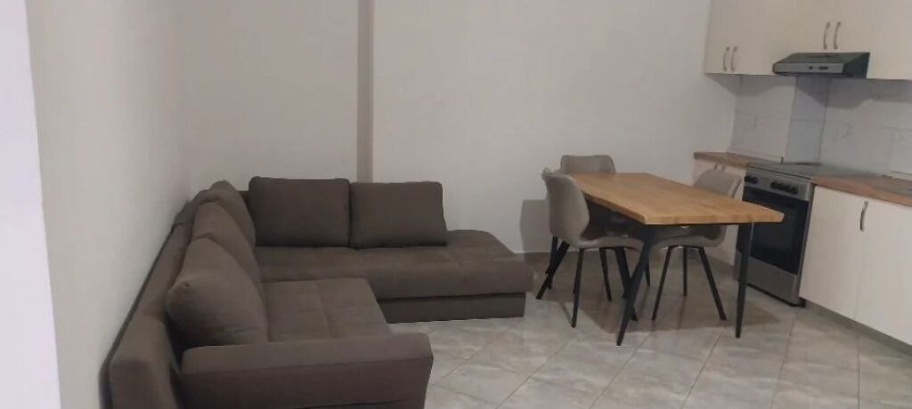 Ne zonen e Liqenit te Thate,Rruga Peti,jepet me qera apartament1+1+post parkimi,i mobiluar.55,000Leke