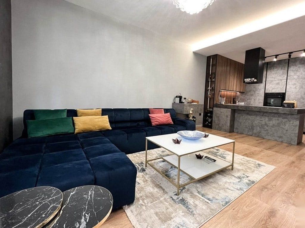 Shitet apartament 2+1+2 me verande te Liqeni i Thate.