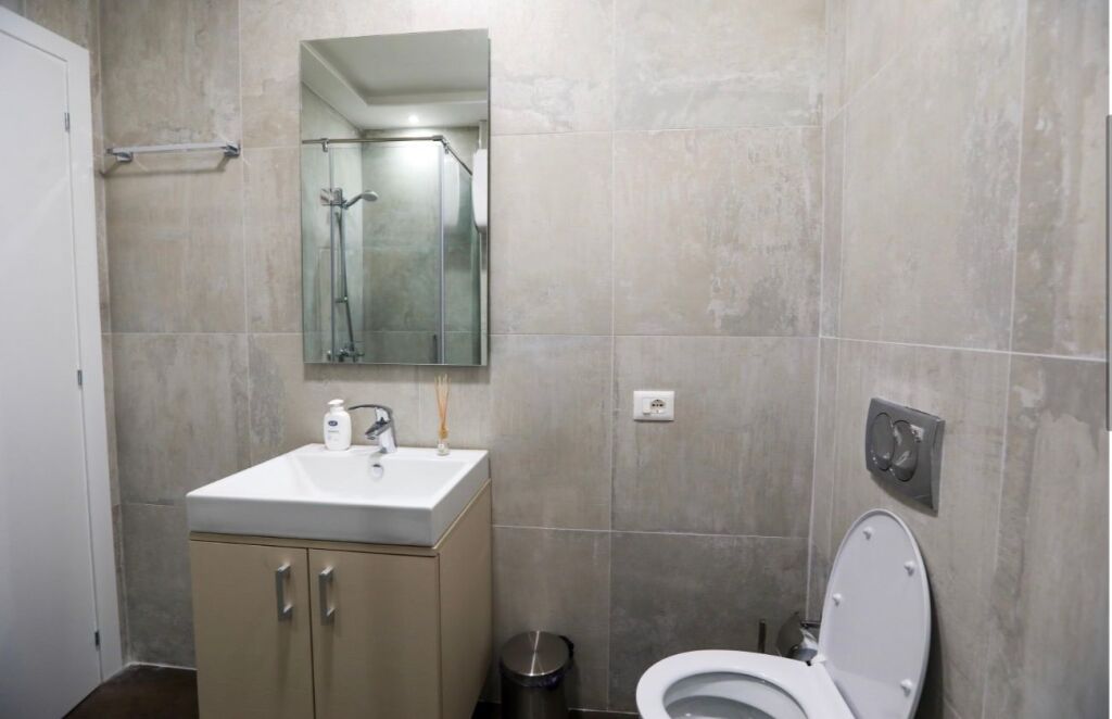 🏡 MODERN APARTMENT 2+1+2 FOR RENT – CENTER 📍 Opposite Toptani 🏢 7th floor | New building with elevator 🛋️ Furnished 💶 1,200€/month