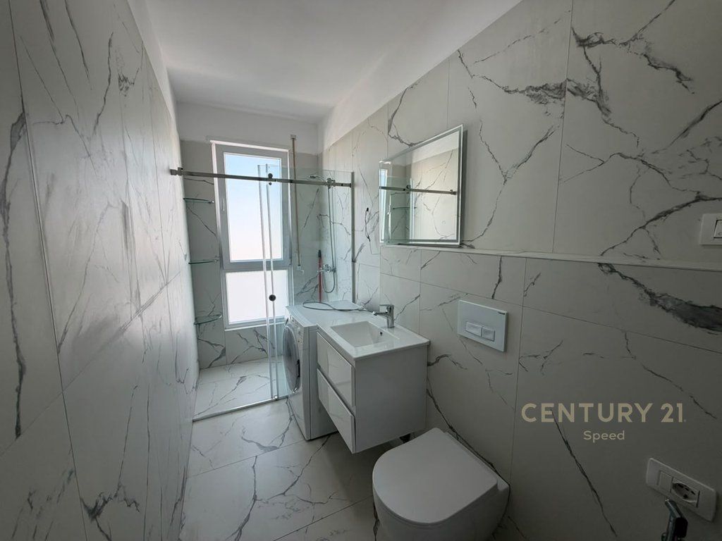 Jepet me qira apartament 2+1 në Rrugën "5 Maji"!! 700 € 65,000 Lekë