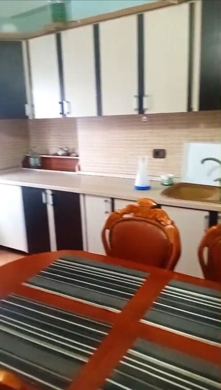 🏠Qyteti Studenti,pak minuta larg Anna Market jepet me qera kati i II-te i nje vile,2+1,i mobiluar.50,000Leke