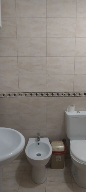 Ne zonen e Liqenit te Thate,Rruga Peti,jepet me qera apartament1+1+post parkimi,i mobiluar.55,000Leke