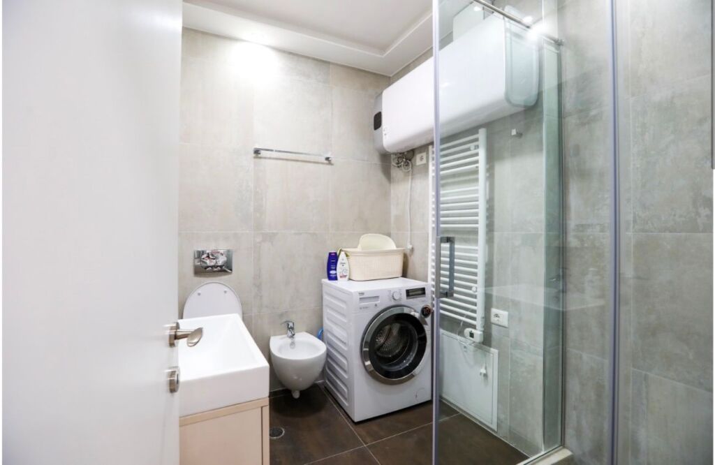 🏡 MODERN APARTMENT 2+1+2 FOR RENT – CENTER 📍 Opposite Toptani 🏢 7th floor | New building with elevator 🛋️ Furnished 💶 1,200€/month