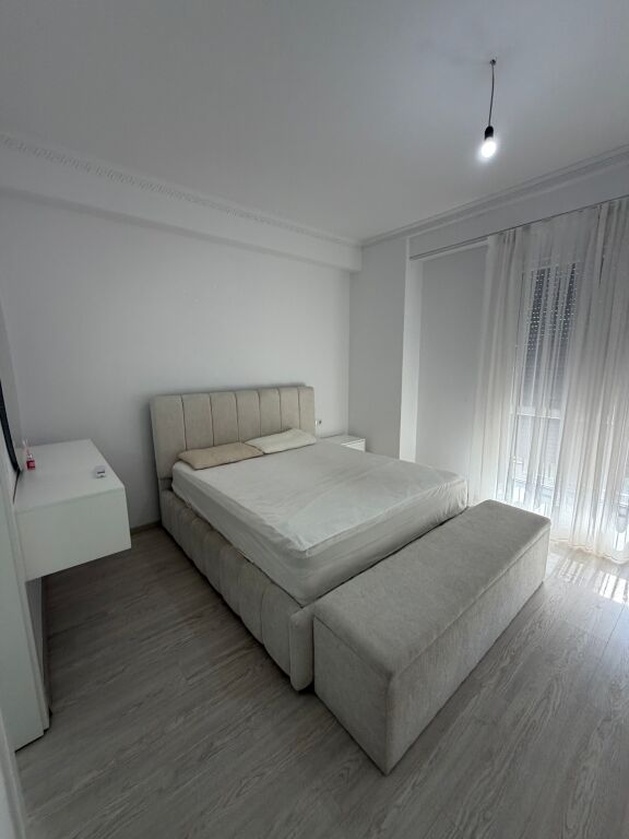 Apartament per qira 2+1+parkim tek ish fusha e aviacionit cmimi 80,000 leke