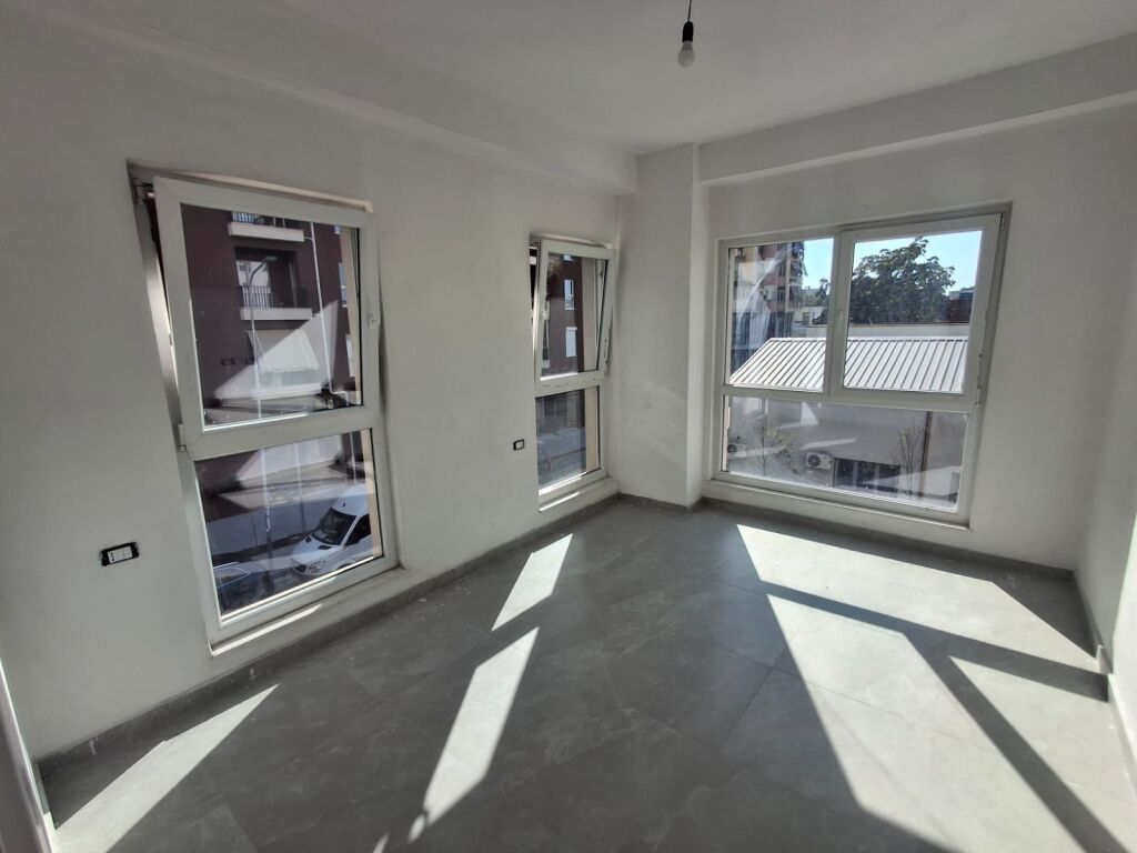 Rruga Dritan Hoxha jepet me qera apartament 2+1 ,bosh 65,000 Leke
