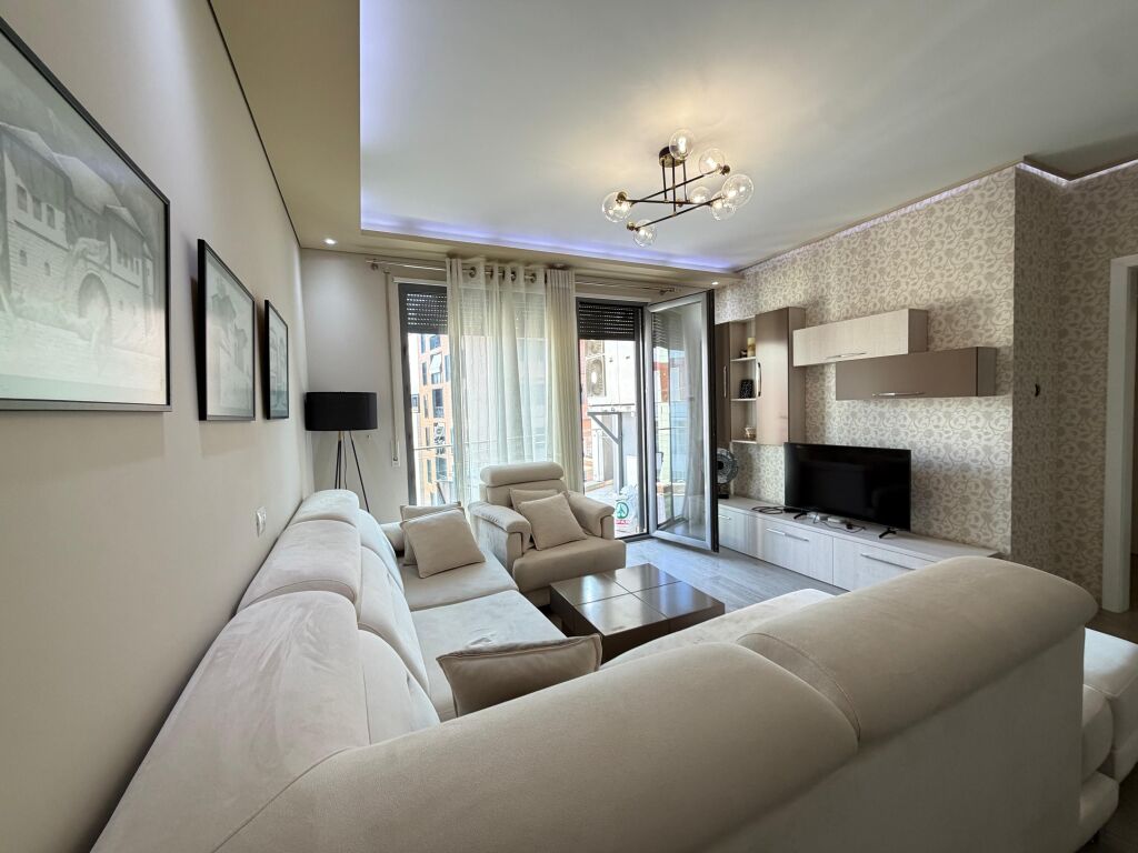 SHITET APARTAMENT 2+1+2 TEK RRUGA E KOSOVAREVE!
