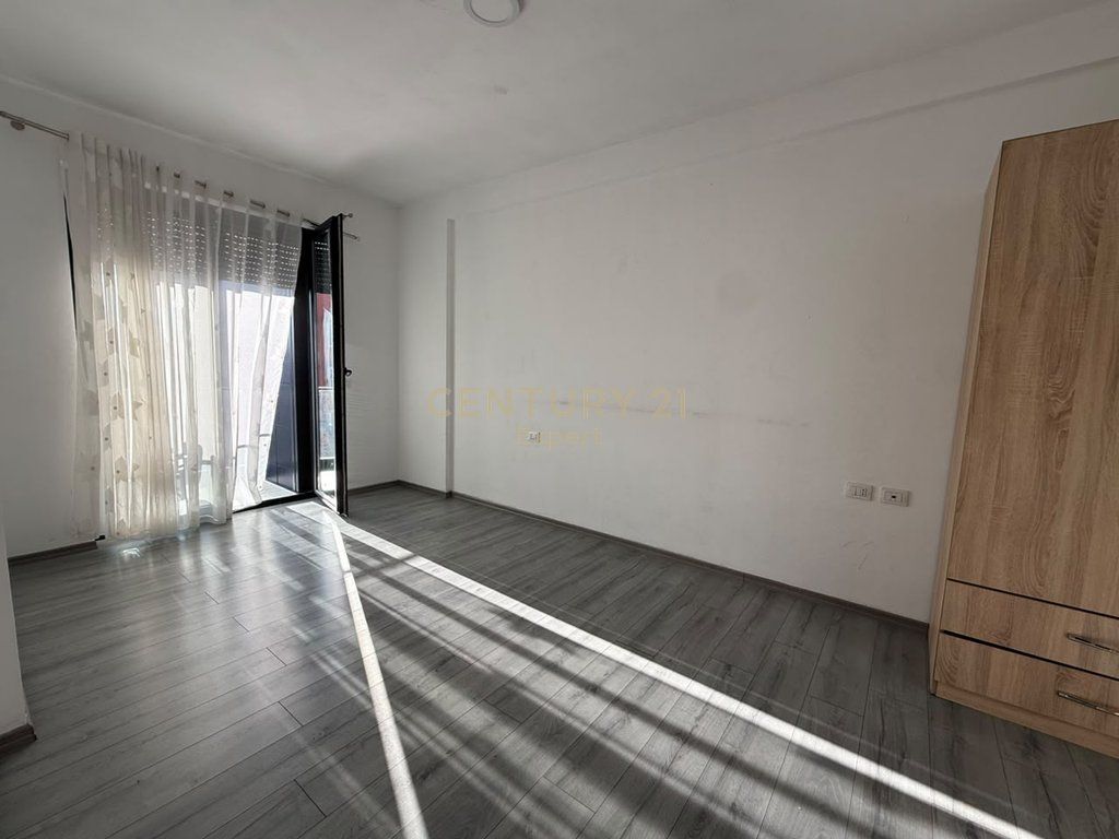 JEPET ME QIRA | 2+1 + POST PARKIMI PER ZYRA | 21 DHJETORI