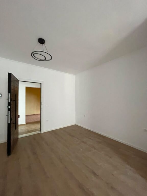 Shitet apartament grasionere