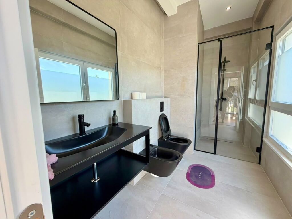 VILË E SAPO PËRFUNDUAR ME QIRA 📍 MJULLË – BATHORE 2.200 €