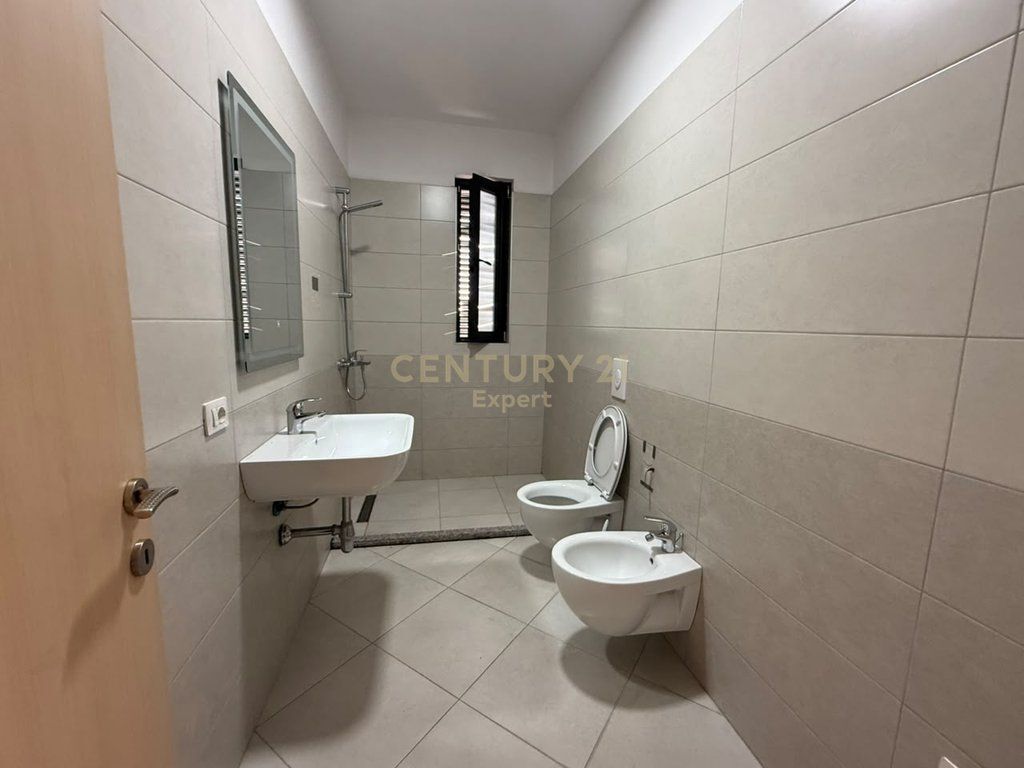 JEPET ME QIRA | 2+1 + POST PARKIMI PER ZYRA | 21 DHJETORI