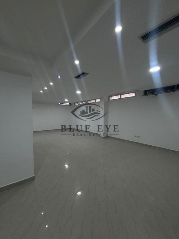 Spazio Commerciale In Vendita allo Stadio, Durrës.