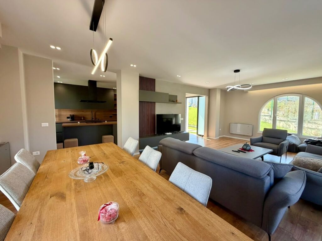 VILË E SAPO PËRFUNDUAR ME QIRA 📍 MJULLË – BATHORE 2.200 €