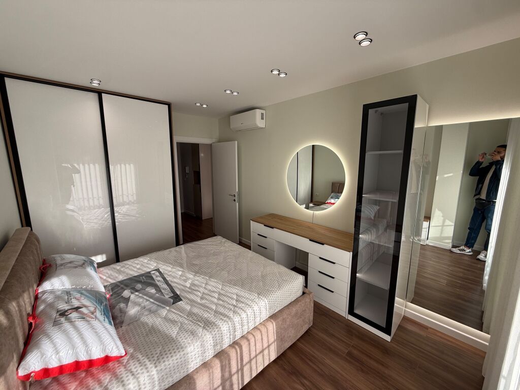 📣 QERA SUPER Apartament 1+1 📍 Don Bosko ✨  🏢 Ndertim i Ri 🪜 Kati 6 (Me Ashensor) 🛋️ Mobiluar Me Kushte Bashkekohore ✅ I Pa Banuar Me Pare 👫 Preferohen Kliente Cift  💶 Cmimi 60.000 Leke (i Pa Diskutueshem)