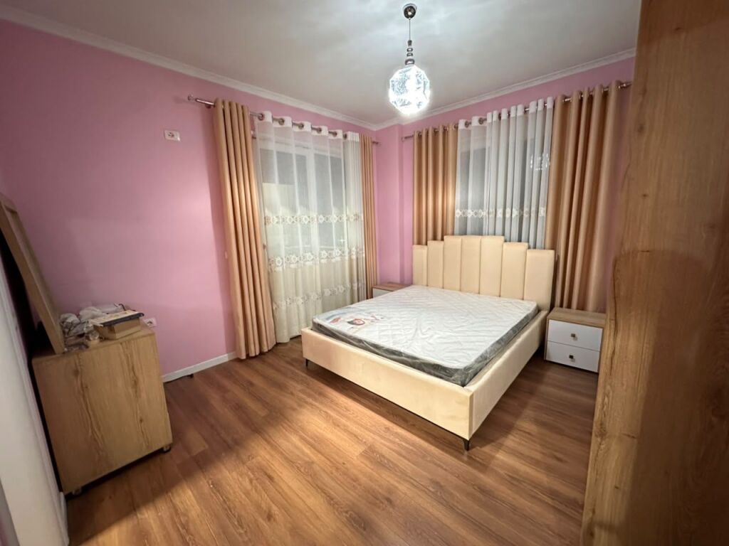 Qera, Apartament 2+1+2+ Post parkimi , Rruga 5 Maji, Tirane . Empire74900