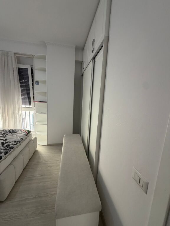 Apartament per qira 2+1+parkim tek ish fusha e aviacionit cmimi 80,000 leke