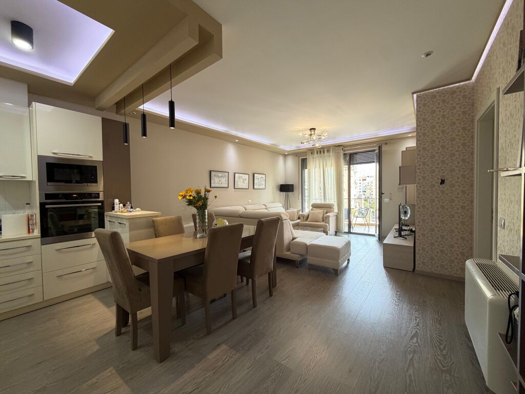SHITET APARTAMENT 2+1+2 TEK RRUGA E KOSOVAREVE!