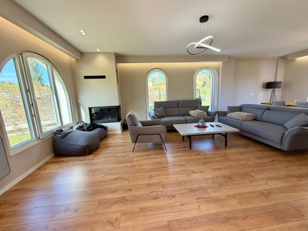 VILË E SAPO PËRFUNDUAR ME QIRA 📍 MJULLË – BATHORE 2.200 €