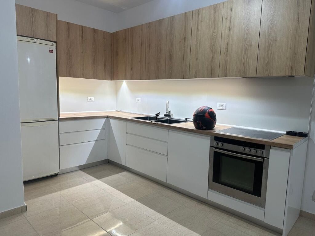 APARTAMENT ME QERA 2+1 CASA ITALIA 60.000LEKE FH-95542