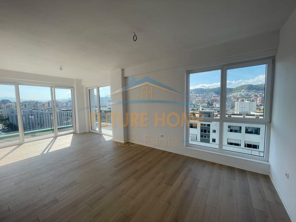 Shitet, Apartament 3+1+2+Verandë, Komuna e Parisit, Tiranë