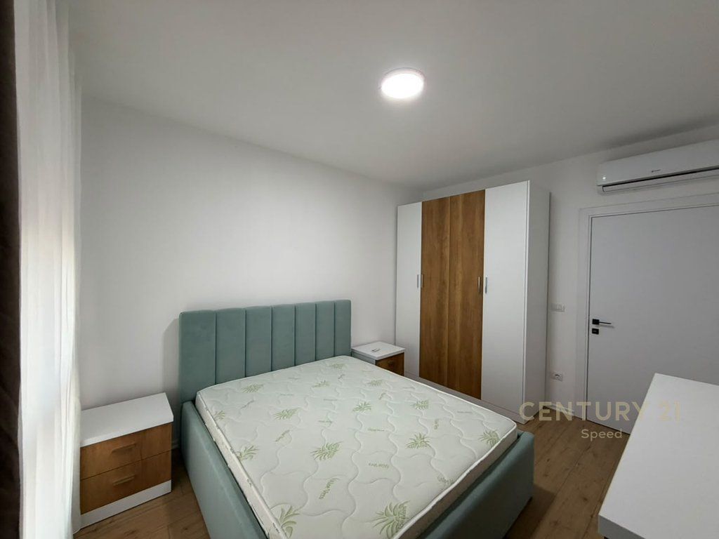 Jepet me qira apartament 2+1 në Rrugën "5 Maji"!! 700 € 65,000 Lekë