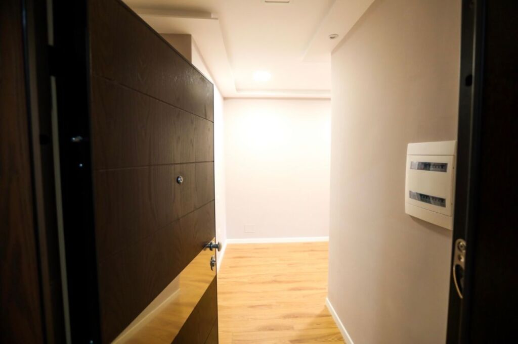 🏡 MODERN APARTMENT 2+1+2 FOR RENT – CENTER 📍 Opposite Toptani 🏢 7th floor | New building with elevator 🛋️ Furnished 💶 1,200€/month