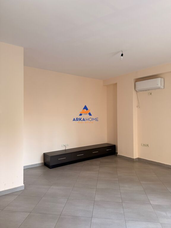 JEPET ME QERA APARTMENT 1+1+2 BALLKONE "TE KRISTAL CENTER" 50.000 LEKE