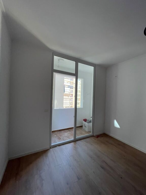 Shitet apartament grasionere