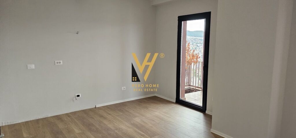 OFFICE 160 M2 FOR RENT AT GARDEN BUILDING, KAVAJES STREET 230,000 LEKE