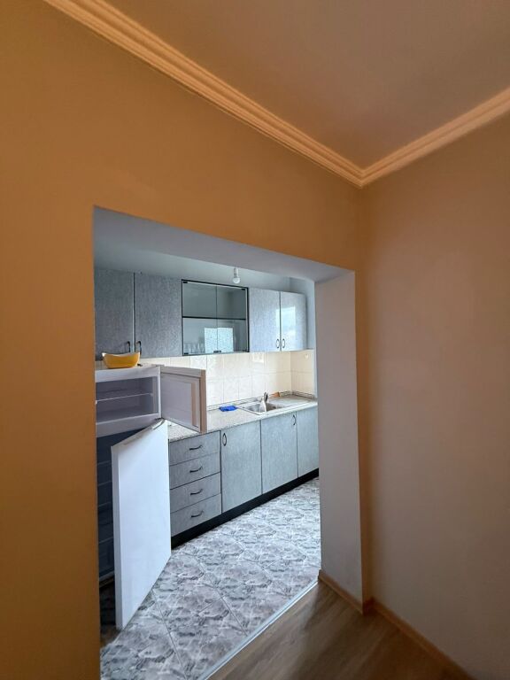 Pak minuta larg Martenitetit te Ri,jepet me qera apartament 2+1,i mobiluar.50,000Lek