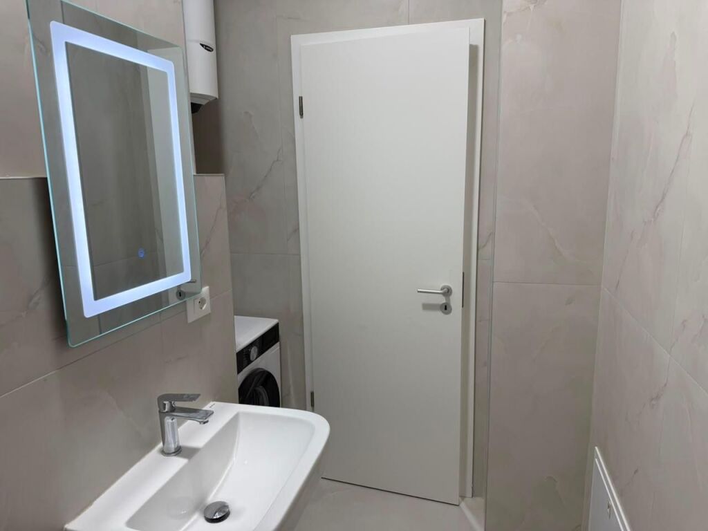 Appartamento 1+1 in vendita nella zona Ali Demi, presso il Complesso Kadiu.