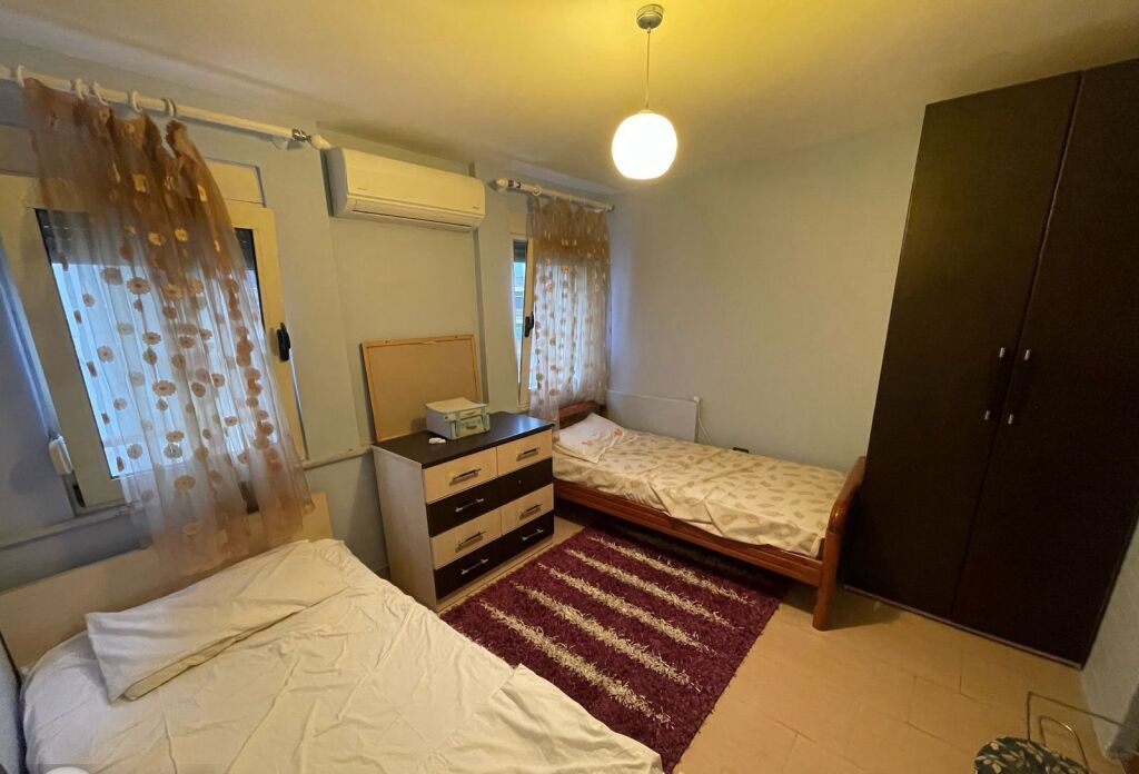 Apartament 3+1 me qira tek ish tregu elektrik.