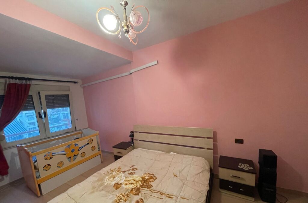 Apartament 3+1 me qira tek ish tregu elektrik.