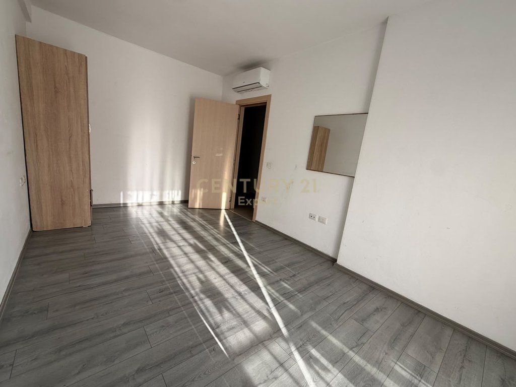 JEPET ME QIRA | 2+1 + POST PARKIMI PER ZYRA | 21 DHJETORI