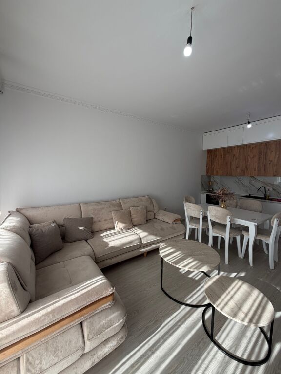 Apartament per qira 2+1+parkim tek ish fusha e aviacionit cmimi 80,000 leke