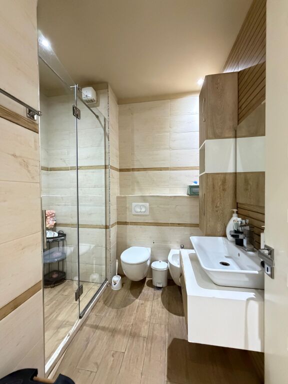 SHITET APARTAMENT 2+1+2 TEK RRUGA E KOSOVAREVE!